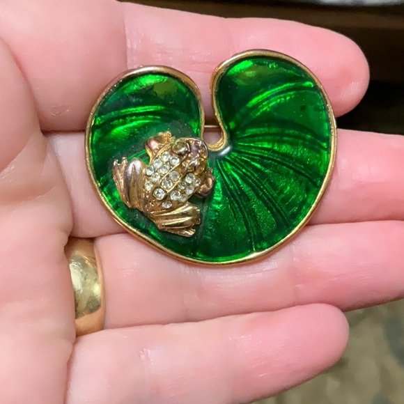? Jewelry - Vintage Frog on Lilypad Brooch